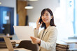 © west_photo - オフィス内でスマートフォンで電話をする日本人女性