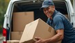 © Bittbrew - Hombre repartidor vestido de uniforme y contento, cargando cajas de cartón en su furgoneta