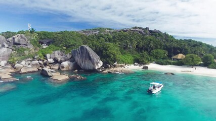 Canvas Print - LA DIGUE, SEYCHELLES - SEPTEMBER 2017: Small boat anchored along a beautiful beach