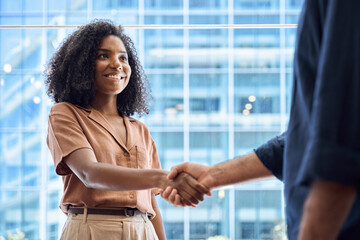 Aufkleber - Handshake of happy African business woman and business man meeting in office. Young female bank manager greeting male client partner as concept of cooperation success, financial partnership agreement.