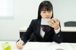 © Paylessimages - 授業中に携帯電話を使用するアジアの 10 代の少女