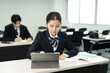 © Paylessimages - 携帯電話の助けを​​借りて勉強するアジアの 10 代の少女