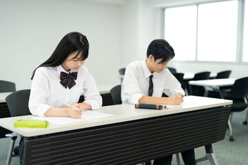 Poster - 授業で勉強する高校の制服を着たアジアのティーンエイジャー