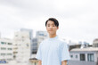 © Paylessimages - カメラを見て看護師の制服を着たアジアの 10 代の少年
