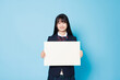 © Paylessimages - プラカードを持っている高校の制服を着たアジアの 10 代の少女