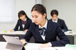 © Paylessimages - 携帯電話を使って勉強するアジアの 10 代の少女