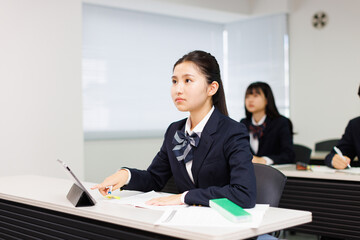 Poster - 授業で勉強する高校の制服を着たアジアのティーンエイジャー