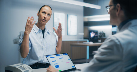 Aufkleber - Female Patient Consults With a Male Specialist in a High-tech Medical Lab, Discussing Health Data on a Laptop. the Modern Hospital Environment Emphasizes Advanced Healthcare and Precise Analysis