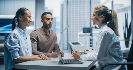 Aufkleber - Female Doctor Consults a Couple in Hospital Office, Discussing Medical Diagnostics and Treatment Options. Couple Talking with Physician About IVF, Parenthood, Psychological Issues