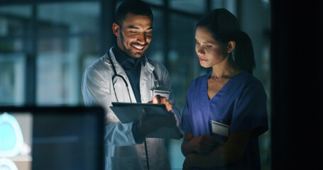 Leinwandbilder - Healthcare, doctors and tablet in night hospital for discussion, patient update or research. Happy man, nurse and tech in clinic office for medical report, good news or surgery feedback on late shift