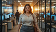 © 태준 김 - Una mujer hispana de talla grande saliendo del trabajo. A plus-size Hispanic woman leaving work.
