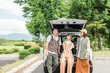 © buritora - ドライブ・家族旅行・車で旅行に来た家族・ファミリー