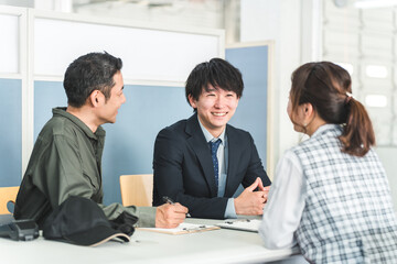 Wall Mural - 会社でミーティング・会議する男女のスタッフ
