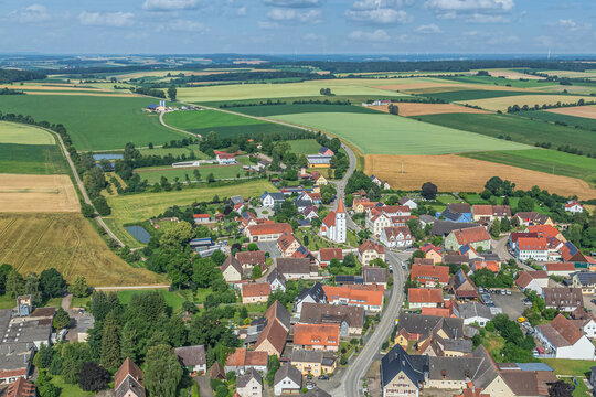 blick auf die ländliche ortschaft ehingen am nordfuß des hesselbergs in mittelfranken