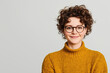 © Cedric - Lächelnde Frau mit Brille in einem warmen, gemütlichen Pullover