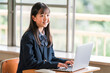 © buritora - パソコンを使って勉強する制服姿の中学生・高校生の女子生徒