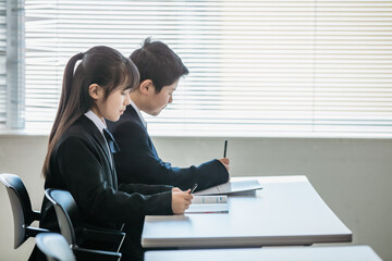 Wall Mural - 勉強する男女の学生　student studying