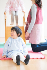 Poster - 滑り台で遊ぶ園児