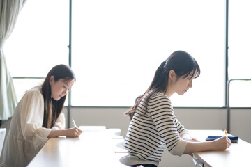 Canvas Print - 講義を受ける大学生