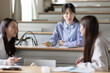 © TAGSTOCK2 - 会話をする大学生