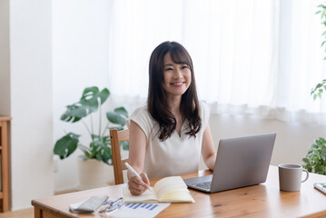 Poster - 在宅ワークする女性