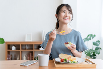 朝食を食べる女性