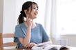 © TAGSTOCK2 - 本を読む女性