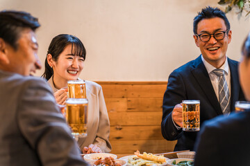 Wall Mural - 居酒屋・飲み屋で談笑する男女のサラリーマン
