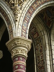 Aufkleber - Intricate Architectural Details of Historic Columns and Ornamental Brickwork in Stunning Interior : Generative AI