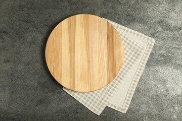 Canvas Print - Checkered napkin and empty wooden board on grey table, top view