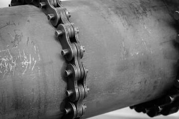 Aufkleber - chain is wrapped around a metal pipe. The chain is rusty and has many holes. The chain is attached to a metal rod. Industrial concept background