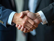 © 철성 김 - Dos hombres están firmando un contrato y dándose la mano.