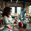 © 형진 장 - 'Una mujer hispana con cabello rizado castaño, vestida con un atuendo casual pero elegante, está sentada en un escritorio de madera en un espacio de oficina creativo. Está dibujando ideas en un cuader