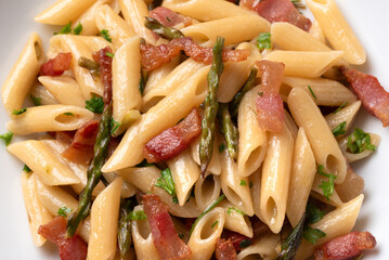 Wall Mural - Mezze penne con guanciale croccante e asparagi selvatici, pasta italiana, gastronomia europea 