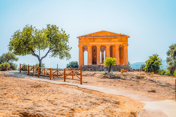 Fototapete - The greek temple of Temple of Concordia in the Valley of the Temples, Agrigento, Sicily.