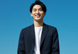 © keisuke - 青空と笑顔の日本人男性、ジャケット、ビジネスマン