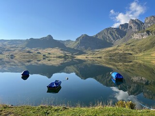 Wall Mural - Boats on the artificial alpine lake Melchsee or Melch lake in the Uri Alps mountain massif, Melchtal - Canton of Obwalden, Switzerland (Kanton Obwald, Schweiz)