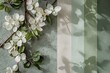© los3amigos - Flores blancas sobre una superficie verde con sombras proyectadas suavemente.