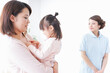 © maroke - 病院で診察を受ける子どもとお母さん