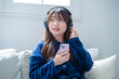 © Yamatatsu - ヘッドホンで音楽を聴く日本人女性