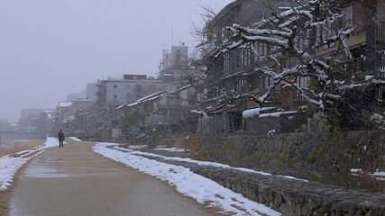 Wall Mural - 京都 鴨川の冬景色 四条大橋界隈