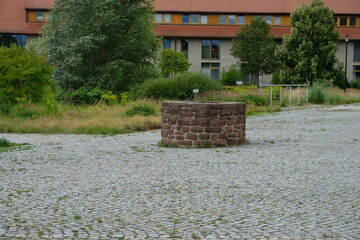 Wall Mural - FU 2023-08-03 Hallehin 6 Auf dem Platz steht ein Brunnen