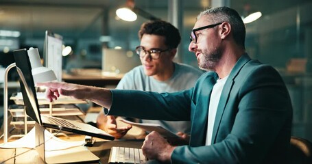 Aufkleber - Teamwork, advice and laptop with business people in office for journalist training, consulting and chief editor. Publication, collaboration and planning with men in media agency for news at night