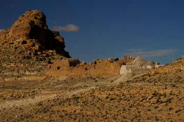 Wall Mural - Ksar Ouled Mehdi, tipico villaggio fortificato Berbero composto da granai e abitazioni costruiti all'interno di un muro di cinta difensivo. Come quasi tutti i villaggi Berberi anche questo è oggi in s