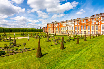 Wall Mural - Hampton Court palace and gardens in spring, London, UK