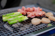 © Nii Koo Nyan - バーベキューで鶏肉、アスパラガス、ホタテを焼く