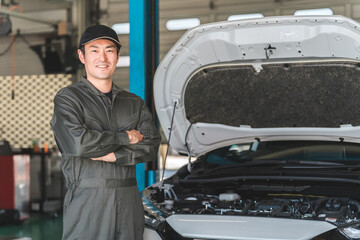 Canvas Print - 整備工場で働く整備士・自動車整備士・メカニックの中年アジア人男性
