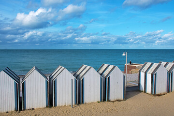 Wall Mural - Strandhütten in Yport am Strand der Alabasterküste in der Normandie, Frankreich