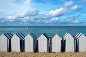 Wall Mural - Strandhütten in Yport am Strand der Alabasterküste in der Normandie, Frankreich