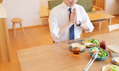 Wall Mural - 朝食を食べるビジネスマン